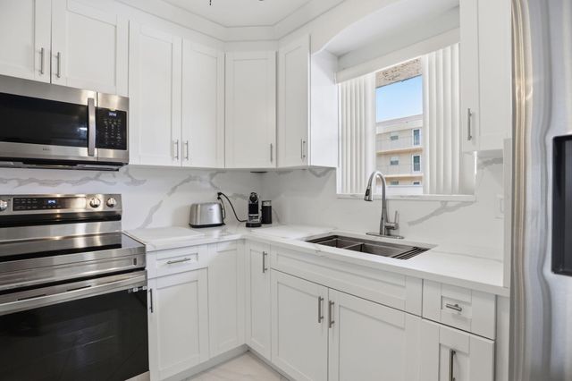 721 Lori Drive 210, Palm Springs, FL 33461