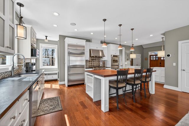 19055 Ridgewood Road, Deephaven, MN 55391
