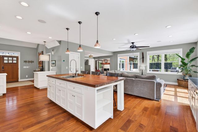 19055 Ridgewood Road, Deephaven, MN 55391