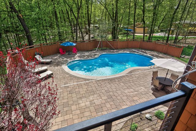 19055 Ridgewood Road, Deephaven, MN 55391