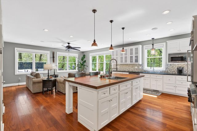 19055 Ridgewood Road, Deephaven, MN 55391