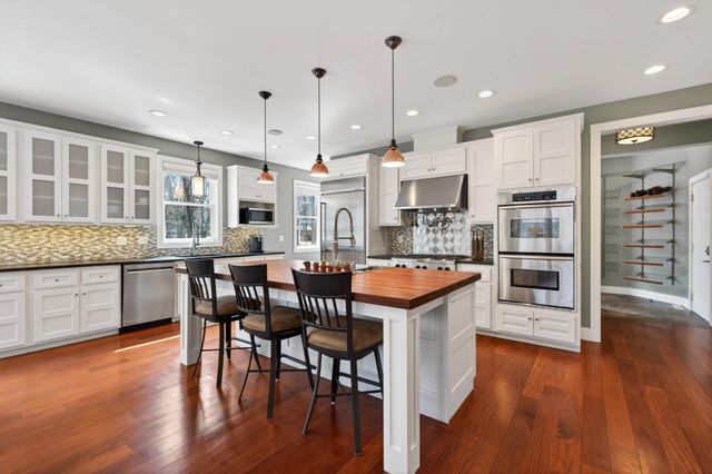 19055 Ridgewood Road, Deephaven, MN 55391