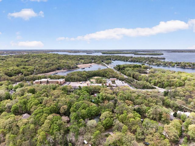 19055 Ridgewood Road, Deephaven, MN 55391