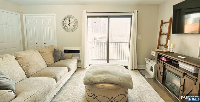651 Riverside A7, Lyndhurst, NJ 07071