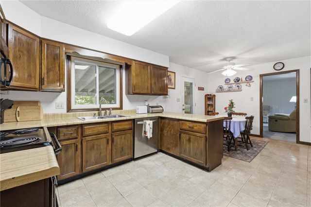 15960 Nall Avenue, Stilwell, KS 66085