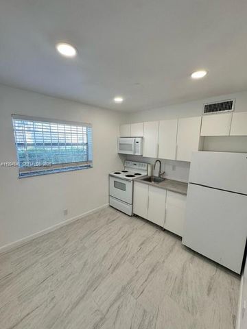 30 SE 4th Avenue 109, Hallandale Beach, FL 33009