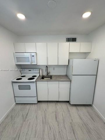 30 SE 4th Avenue 109, Hallandale Beach, FL 33009