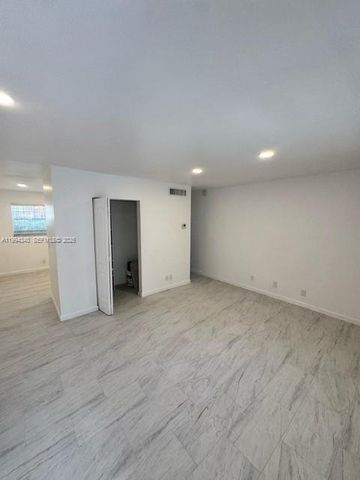 30 SE 4th Avenue 109, Hallandale Beach, FL 33009