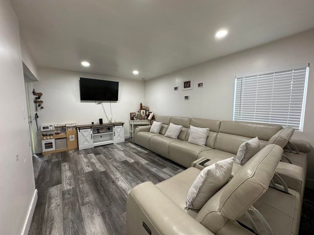 418 Douglas Ave, Oakland, CA 94603