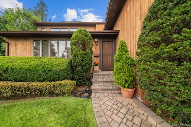 65 Elmtree Lane, Jericho, NY 11753