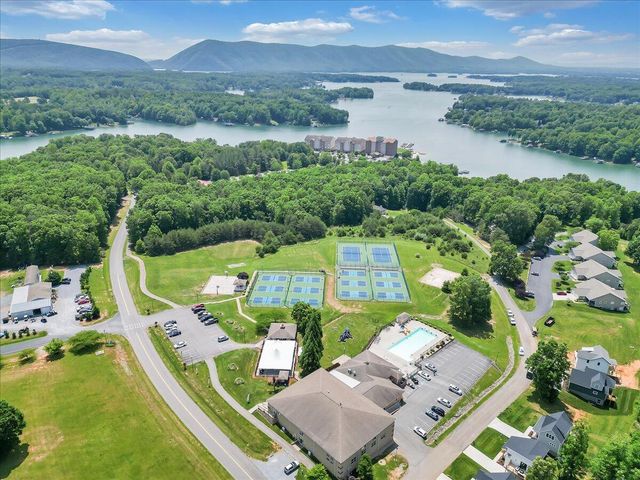 1273 Graves Harbor Trl Apt 347, Huddleston, VA 24104