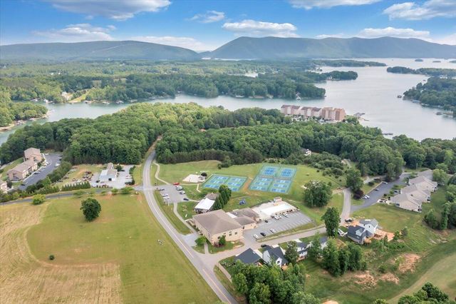 1273 Graves Harbor Trl Apt 347, Huddleston, VA 24104