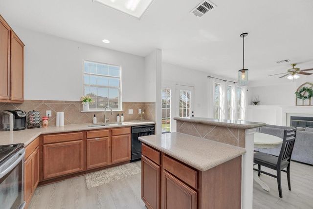 150 Mistletoe LN, Kyle, TX 78640