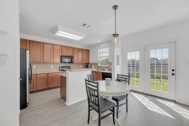150 Mistletoe LN, Kyle, TX 78640