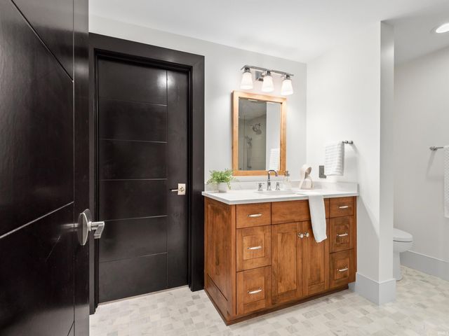11199 NE Wawasee Drive, Syracuse, IN 46567
