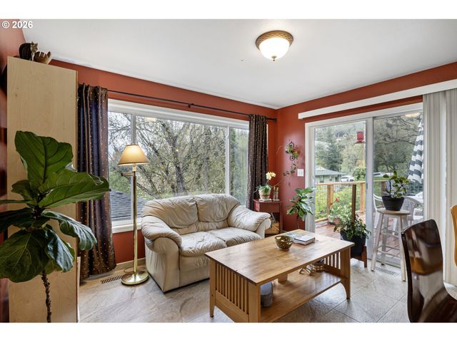 963 Se GLENN St, Roseburg, OR 97470