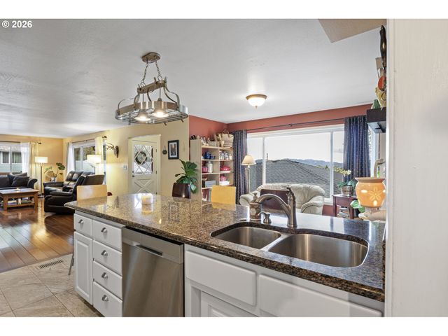 963 Se GLENN St, Roseburg, OR 97470