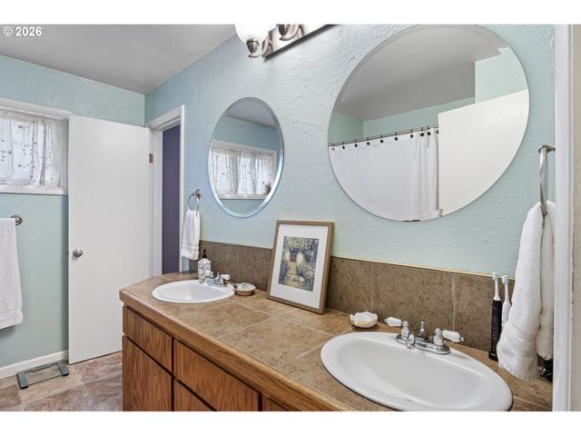 963 Se GLENN St, Roseburg, OR 97470