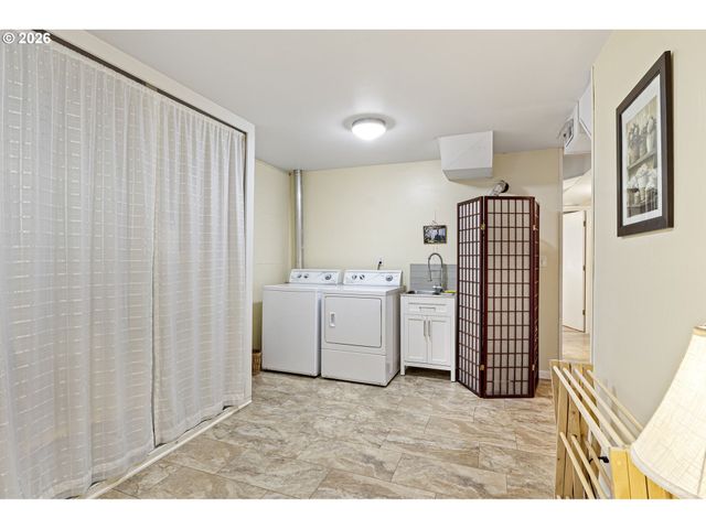 963 Se GLENN St, Roseburg, OR 97470