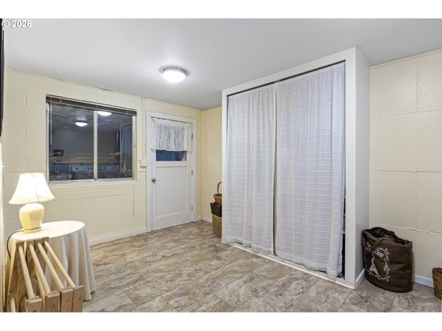 963 Se GLENN St, Roseburg, OR 97470