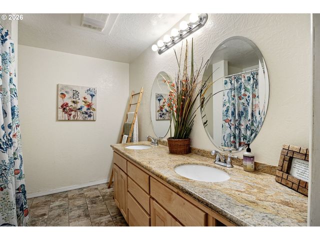 963 Se GLENN St, Roseburg, OR 97470