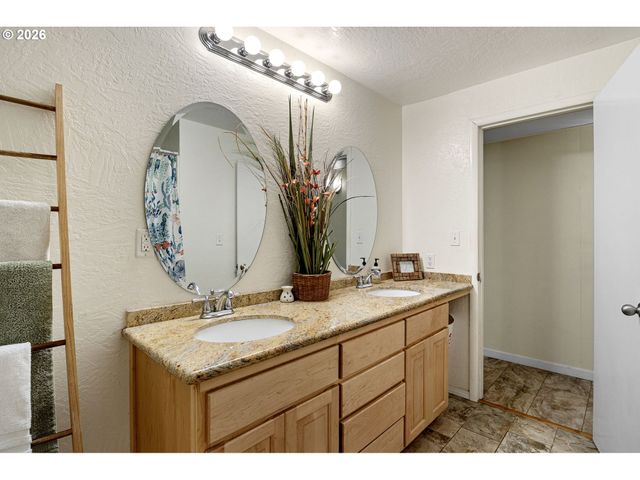 963 Se GLENN St, Roseburg, OR 97470