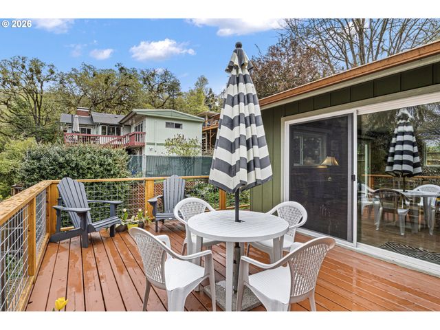 963 Se GLENN St, Roseburg, OR 97470