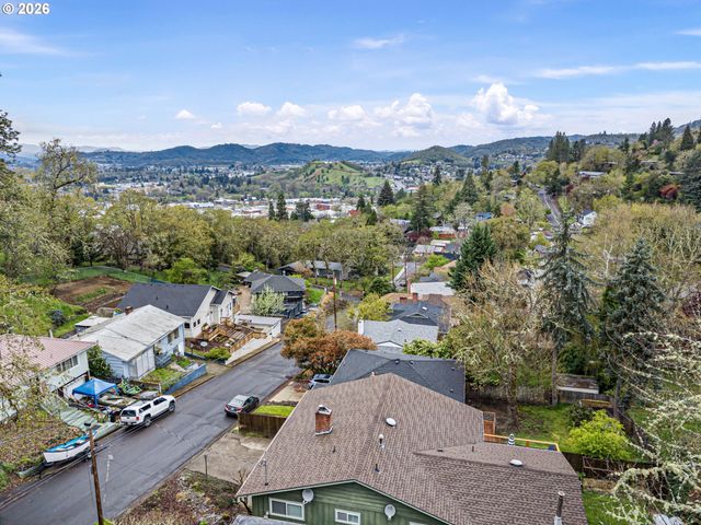 963 Se GLENN St, Roseburg, OR 97470