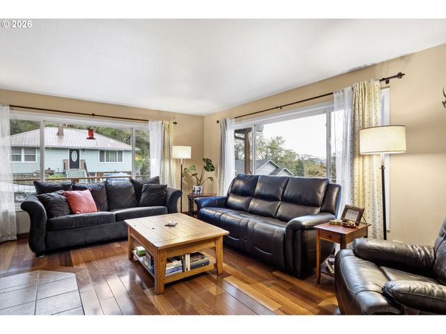 963 Se GLENN St, Roseburg, OR 97470