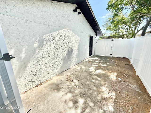 929 Derbyshire Road, Daytona Beach, FL 32117