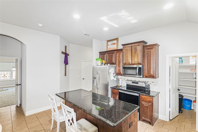 803 Lakeview Drive, Alvarado, TX 76009