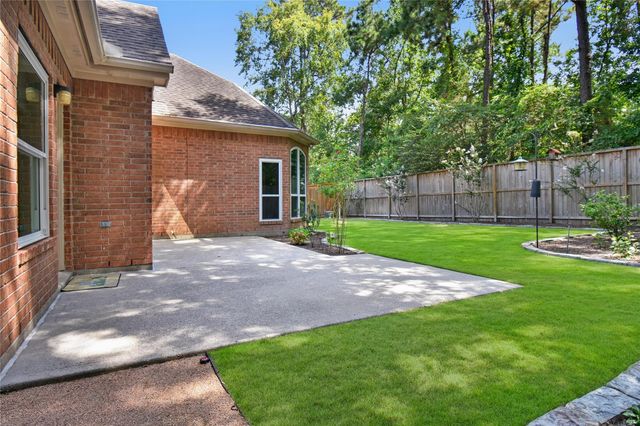 152 W Amberglow Circle, The Woodlands, TX 77381