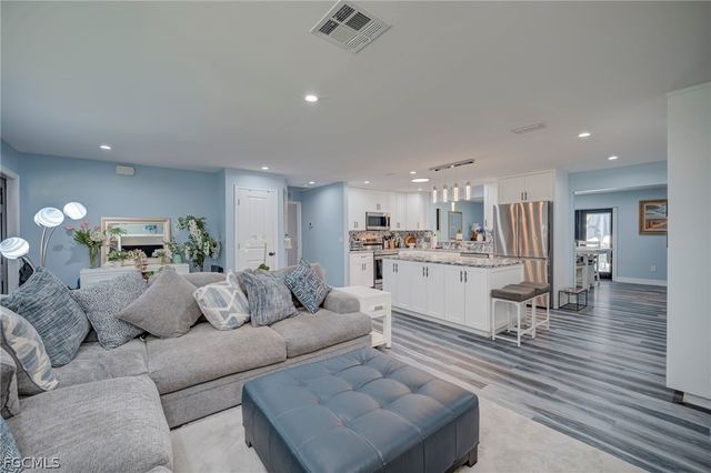 1089 N Town And River DR, Fort Myers, FL 33919