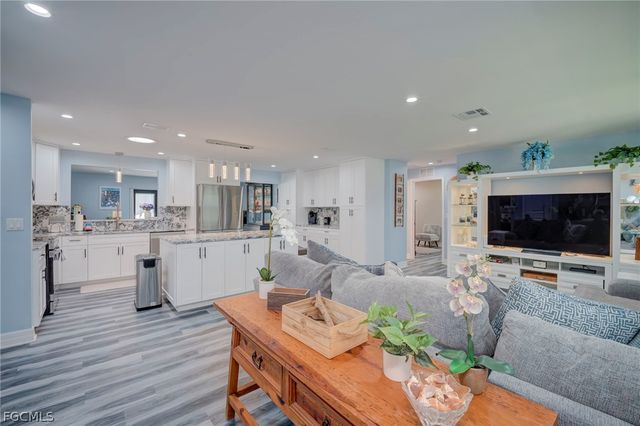 1089 N Town And River DR, Fort Myers, FL 33919