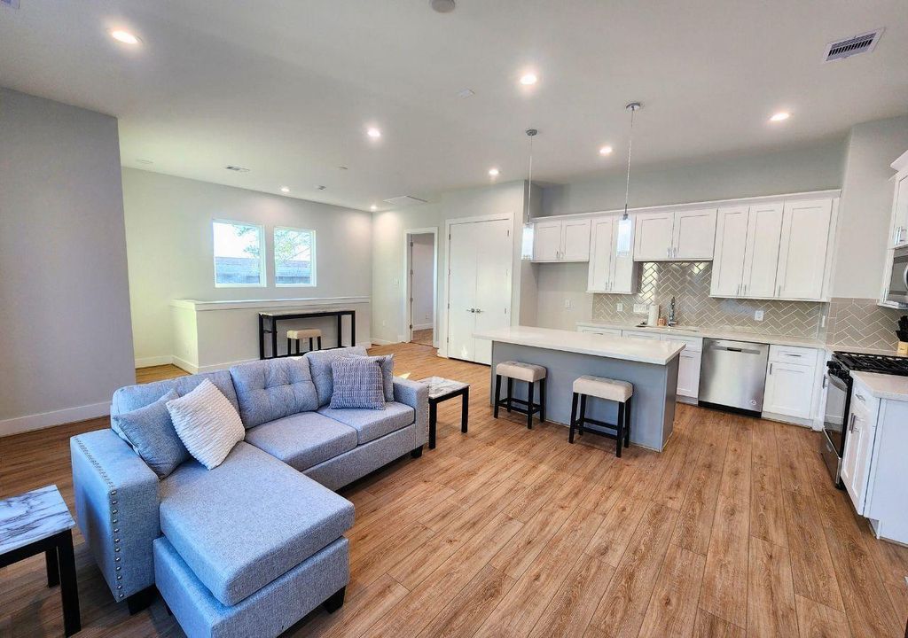 615 Northew Street E, Houston, TX 77091