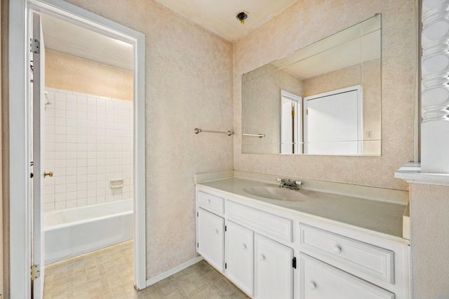 9409 Braeburn GLN, Austin, TX 78729