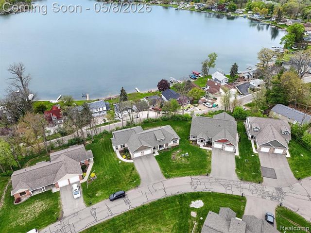 5847 Scenic Bluff Drive 28, Brighton, MI 48116