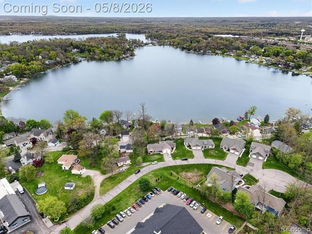 5847 Scenic Bluff Drive 28, Brighton, MI 48116