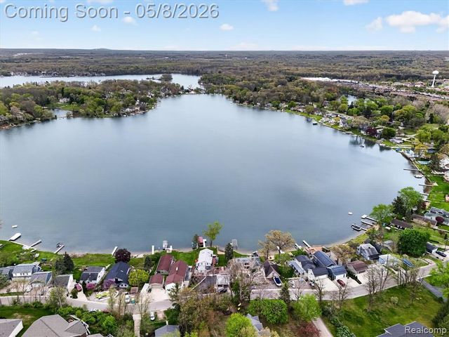 5847 Scenic Bluff Drive 28, Brighton, MI 48116