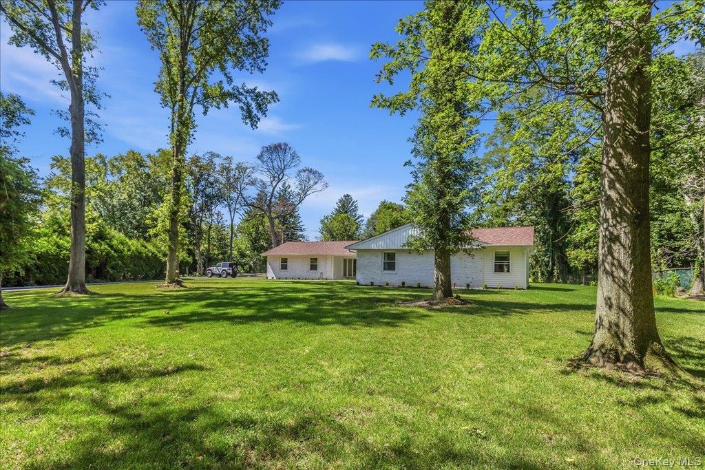 9 Empire Court, Dix Hills, NY 11746 — photo 3