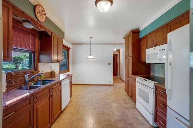 910 Cavalier DRIVE, Waukesha, WI 53186