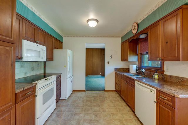 910 Cavalier DRIVE, Waukesha, WI 53186