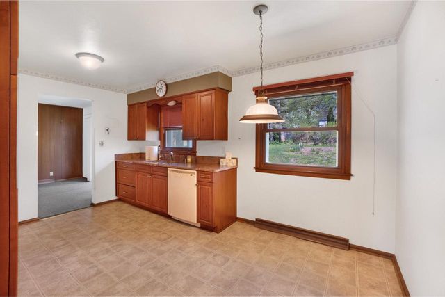 910 Cavalier DRIVE, Waukesha, WI 53186