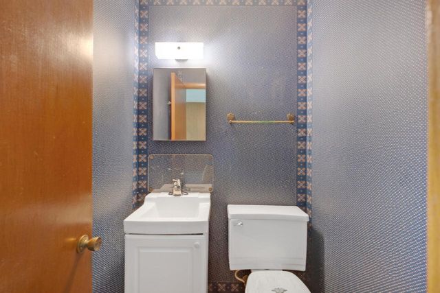910 Cavalier DRIVE, Waukesha, WI 53186