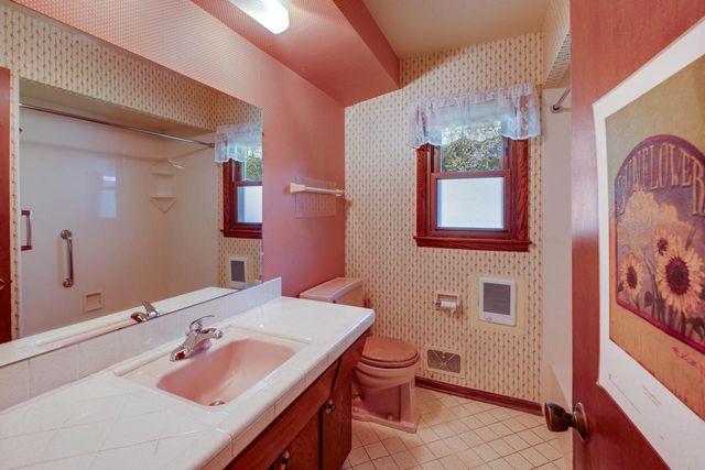 910 Cavalier DRIVE, Waukesha, WI 53186