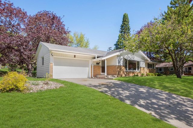 910 Cavalier DRIVE, Waukesha, WI 53186