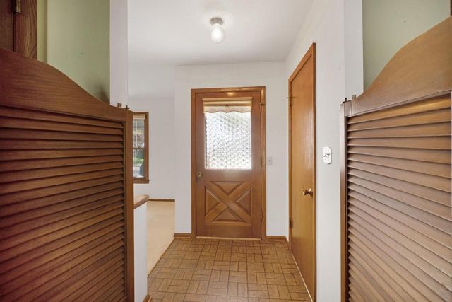 910 Cavalier DRIVE, Waukesha, WI 53186