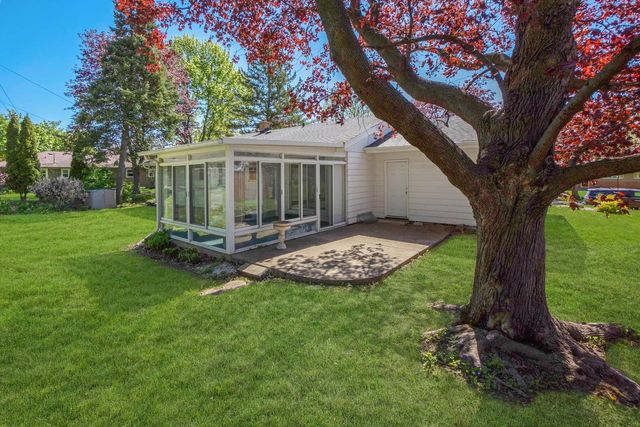 910 Cavalier DRIVE, Waukesha, WI 53186