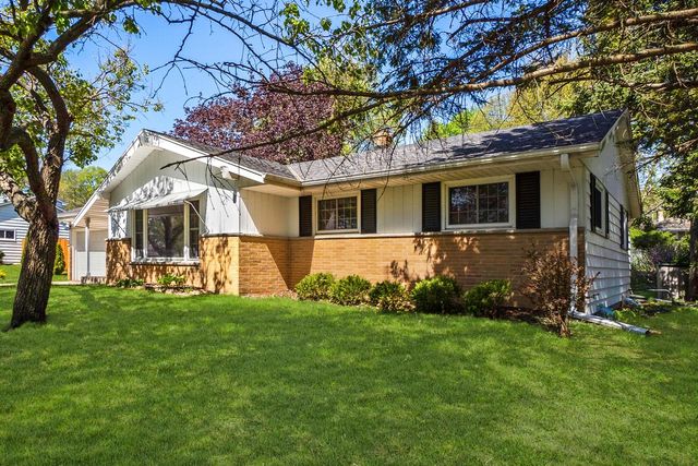 910 Cavalier DRIVE, Waukesha, WI 53186
