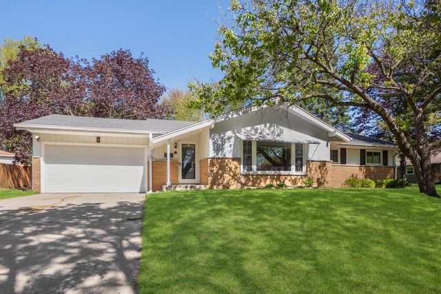 910 Cavalier DRIVE, Waukesha, WI 53186